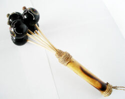 Rassel mit 5 kleinen Kapseln