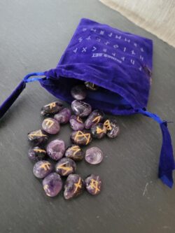 Runenset aus Amethyst